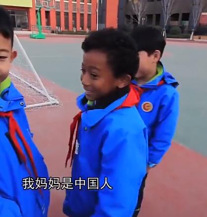 父亲非洲人，9岁混血男孩想为中国足球做贡献，媒体人：有梦想