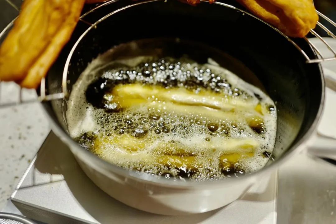 万人定闹钟早起云约早饭，为了去世界各地摆摊卖小吃做准备