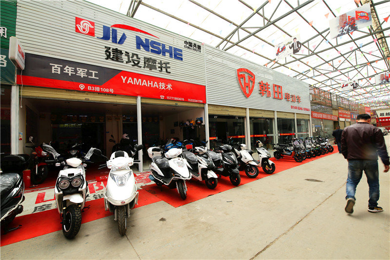 为了带老伴出去游玩方便两千多买了一辆两轮电动车