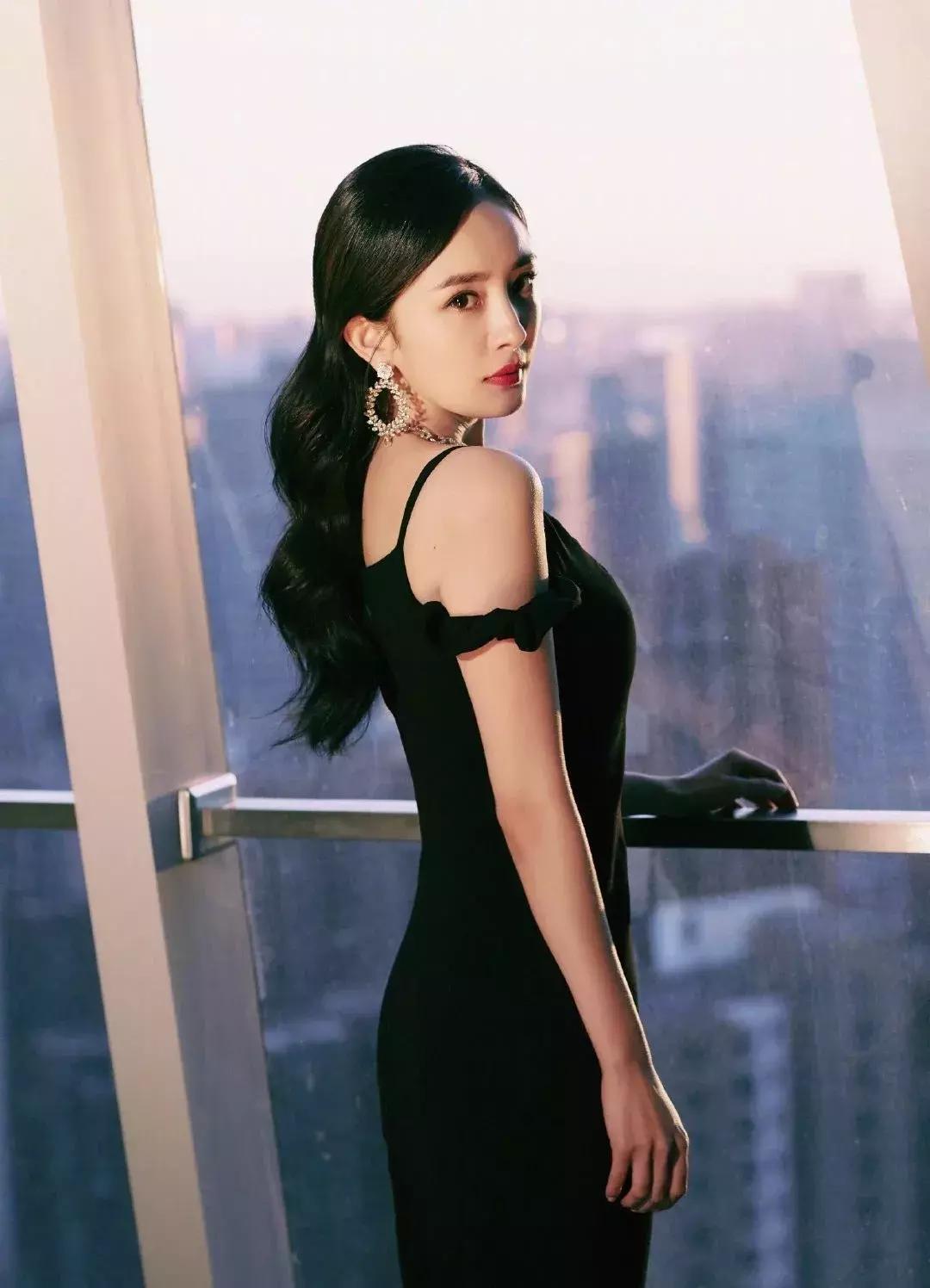 洋气上档次吊带裙秋冬内搭,今年最火的吊带裙内搭