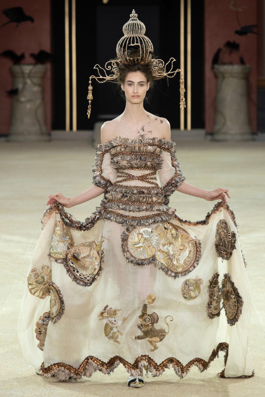 鬼脸连体服做开场,满身绣死亡象征乌鸦,惊悚秀场还是奇葩秀场?