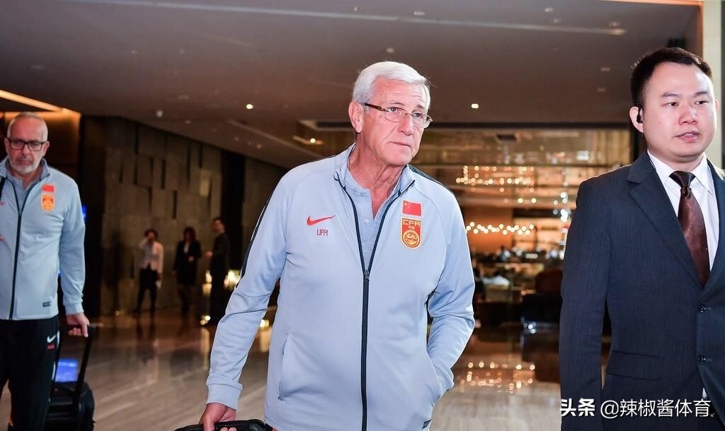 国足0-1叙利亚郑智表情包,国足队长郑智图片