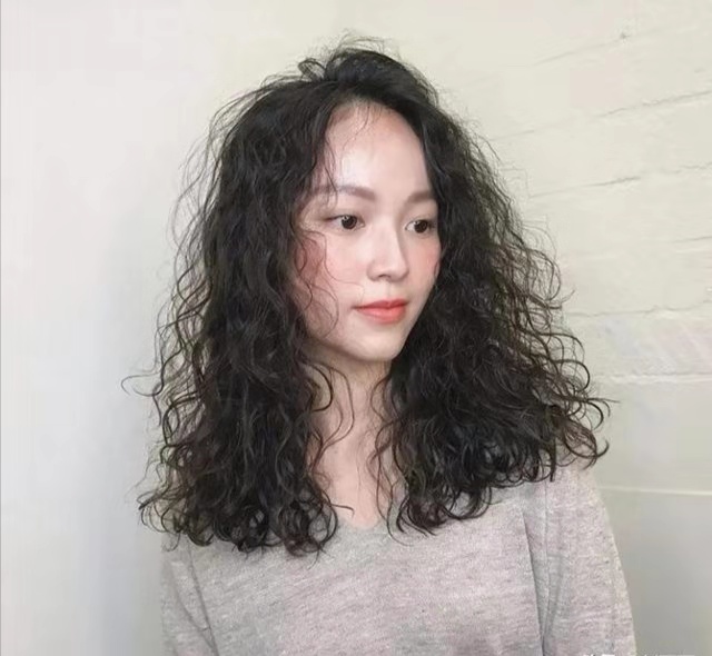 女士烫发羊毛卷满头烫丸子头扎法,羊毛卷烫发有刘海怎么扎