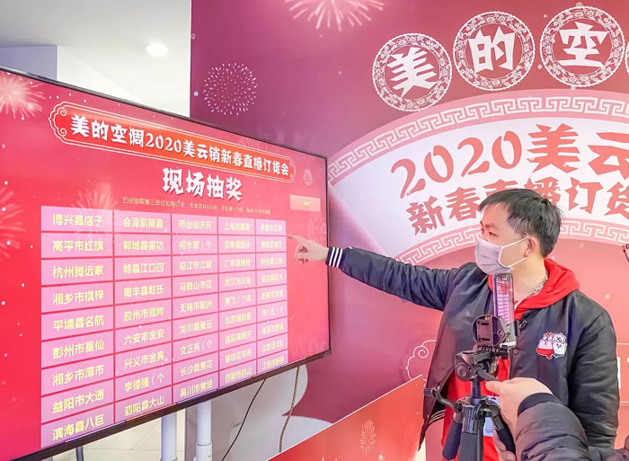 一脚油门车开进店铺,一脚油门启动视频