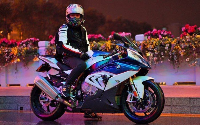 机车是男人的“回*药春**”，我提了宝马RR，老婆说我变了个人似的