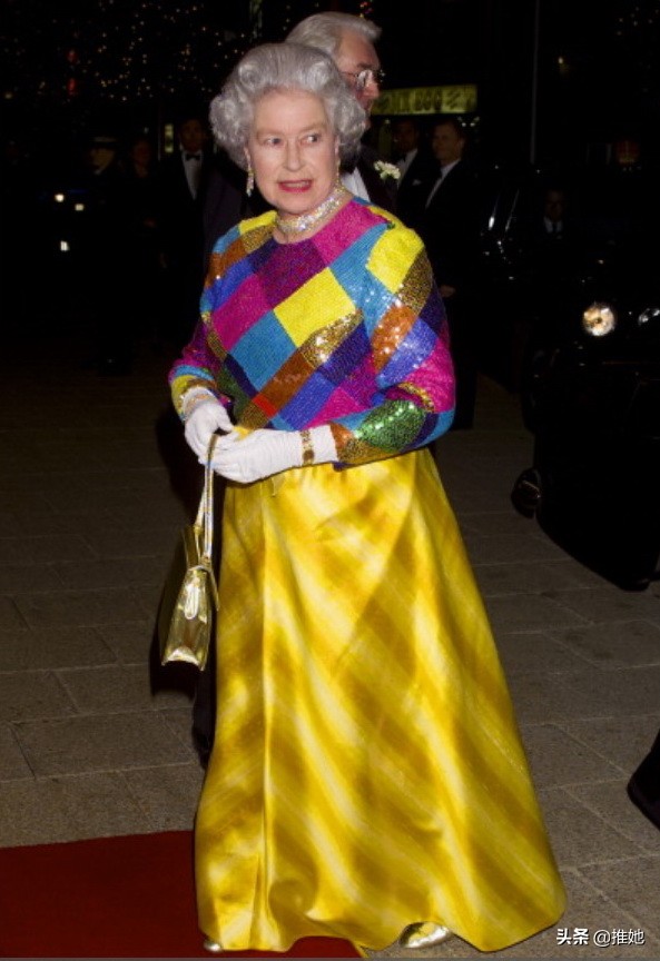 芭比娃娃变成美丽的女王仙子,芭比娃娃伊丽莎白女王