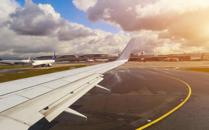 飞机降落前驾驶是如何对准跑道的,飞机降落如何通过雷达对准跑道