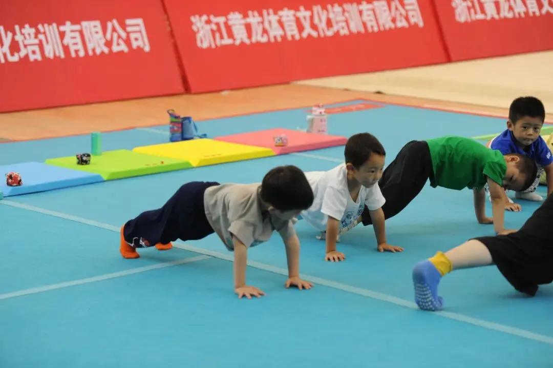 为留守儿童开展周末公益课堂,为小朋友开展的活动