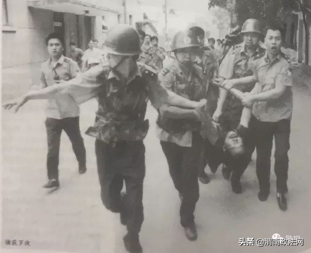 潜逃20年“女魔”落网：曾为小学教师伙同男友残忍杀7人