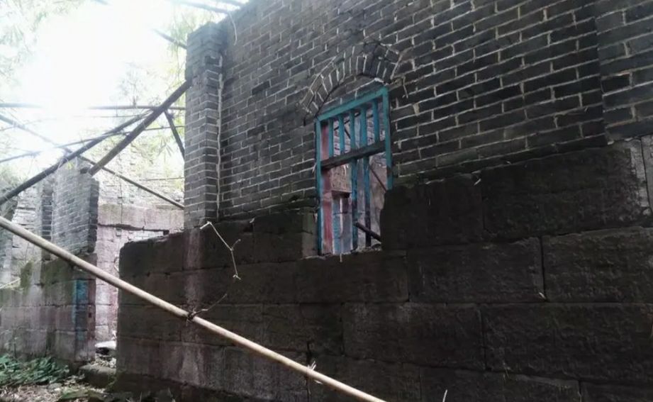 八九十年代的老瓦房,长年无人居住,确权登记时户主该写谁的名字