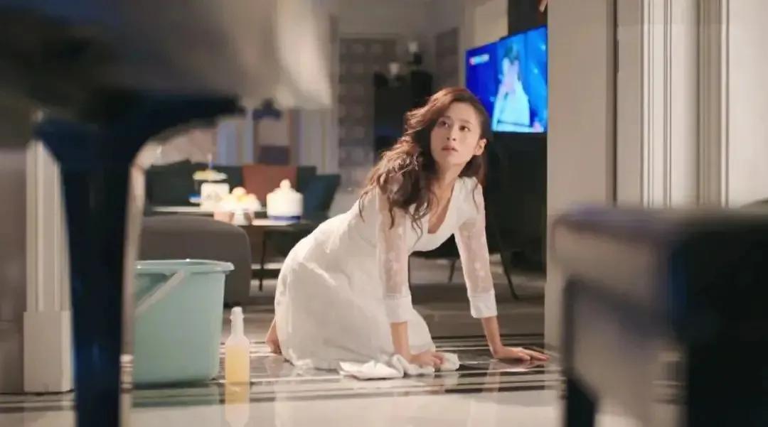 颖儿被嘲“史上最卑微的富太”：父母的婚姻里，藏着孩子的未来