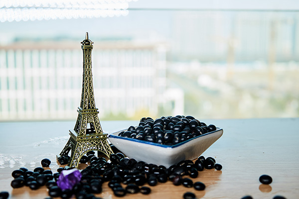 头皮屑很多头皮发痒有红色疙瘩,头皮长了红色小疙瘩要用什么洗