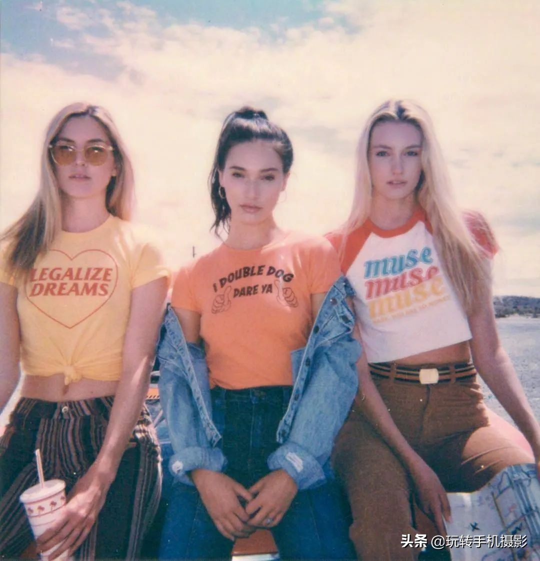 闺蜜拍照姿势创意二人,闺蜜雪地拍照姿势大全