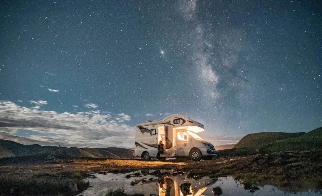 最适合改装的越野房车,三个90后开民宿
