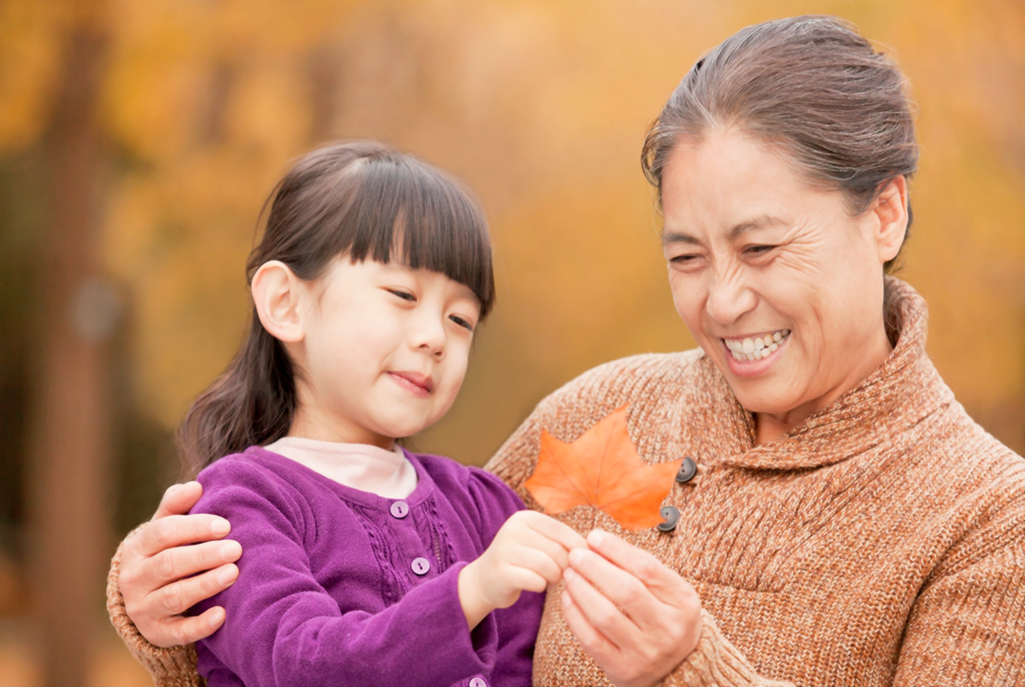 孙子外孙一字之差,老人给“压岁钱”差太多,宝爸气不过当场离席