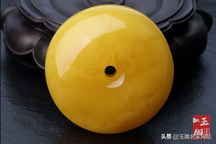 鸡油蜜蜡的收藏价值大,蜜蜡中的鸡油黄蜜蜡到底是什么