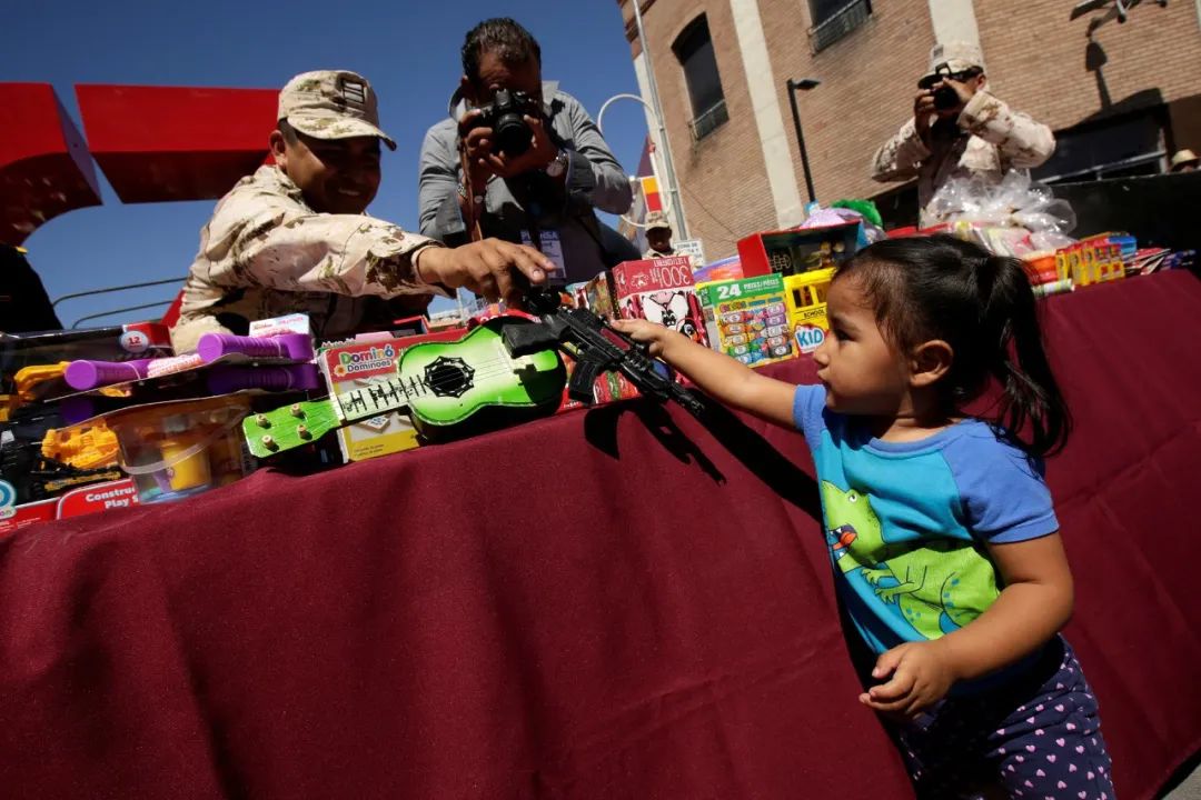 孩子每天都要买玩具怎么拒绝,到底该不该给孩子买玩具