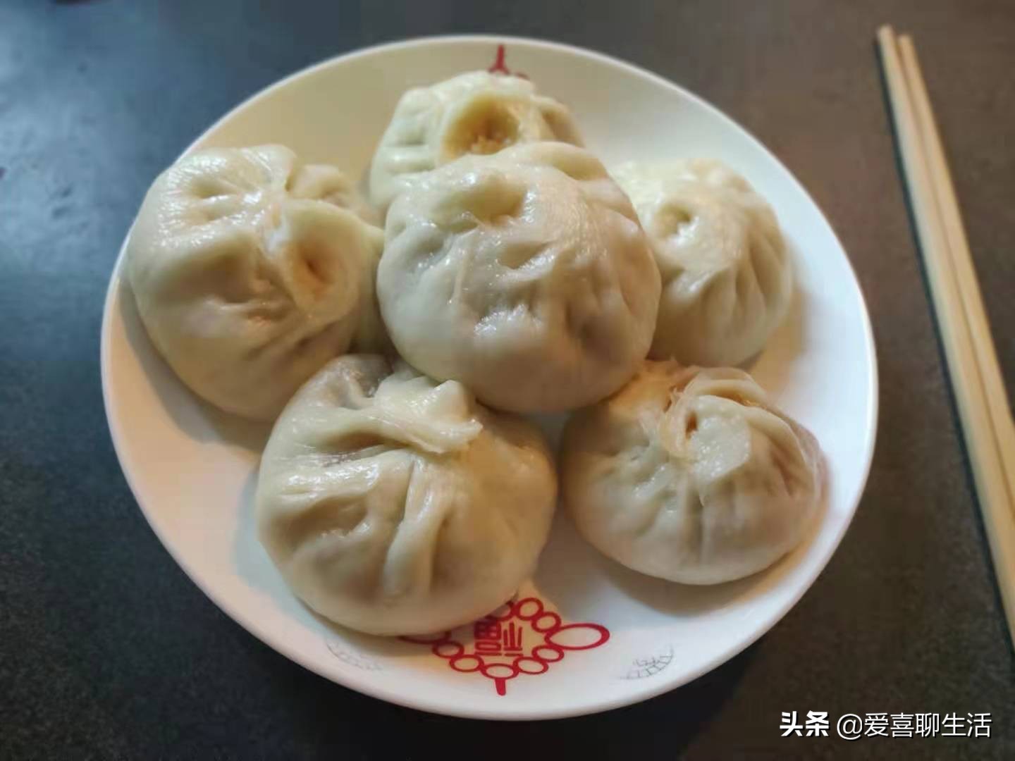 为什么蒸包子一揭盖包子就塌陷,如何把包子蒸得蓬松柔软