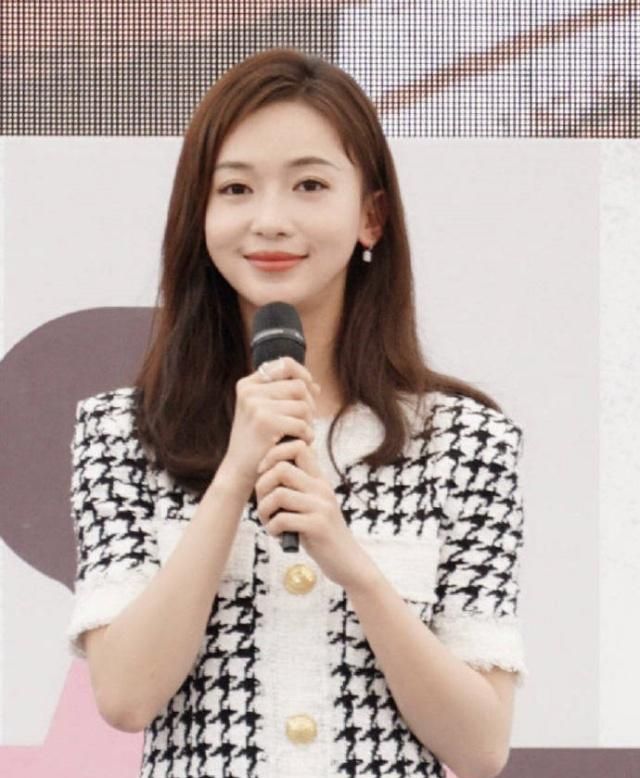 吴谨言黑色拼色礼服搭配齐耳短发,吴谨言时尚简约着装时髦个性