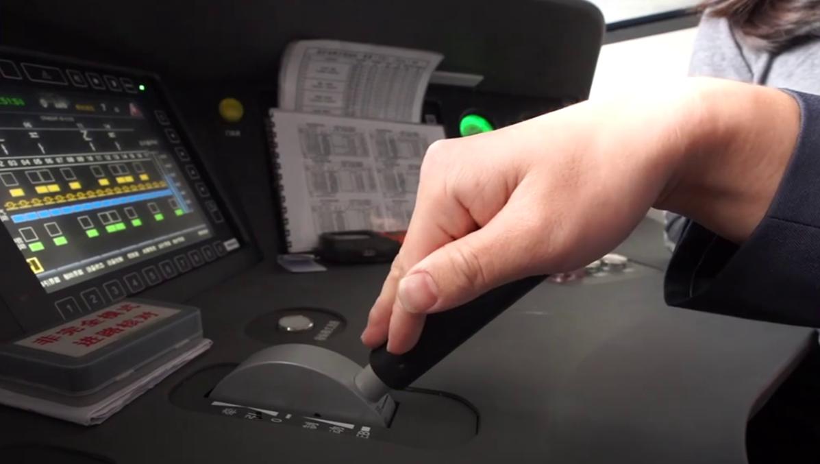 高铁驾驶室如何操控高铁,高铁速度那么快驾驶员如何驾驭