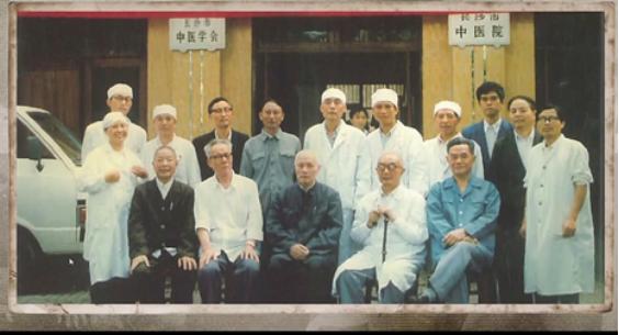 承袭岐黄成大道传承国粹济苍生——专访湖南省名中医卜献春教授