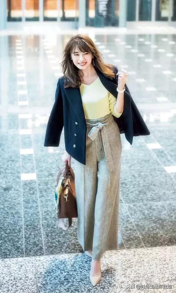 白裤子阔腿穿搭秋冬,初冬阔腿裤更时髦的打开方式