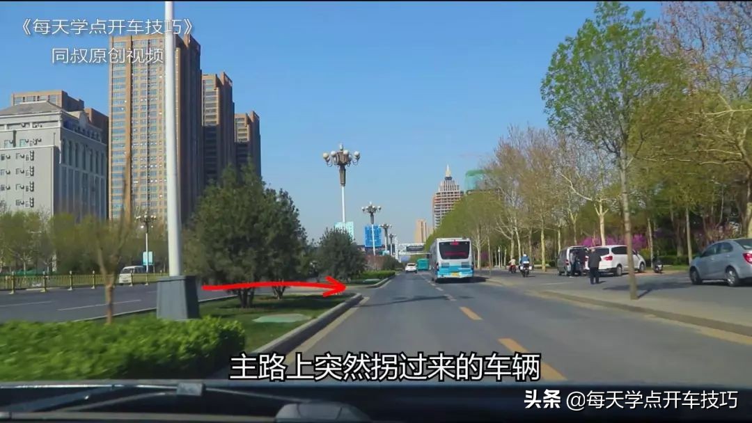 左侧第二条左转道直行扣分吗,左转道路左边没有路直行怎么罚