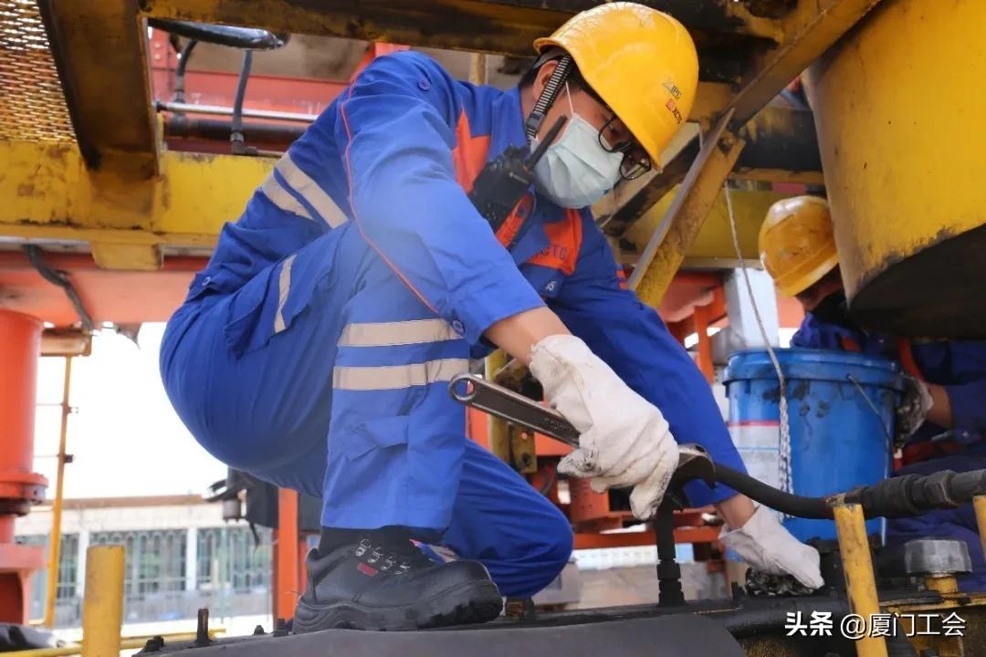 他每天背上近20斤的工具包，从一名“半路出家”的维修工成长为如今的技术状元