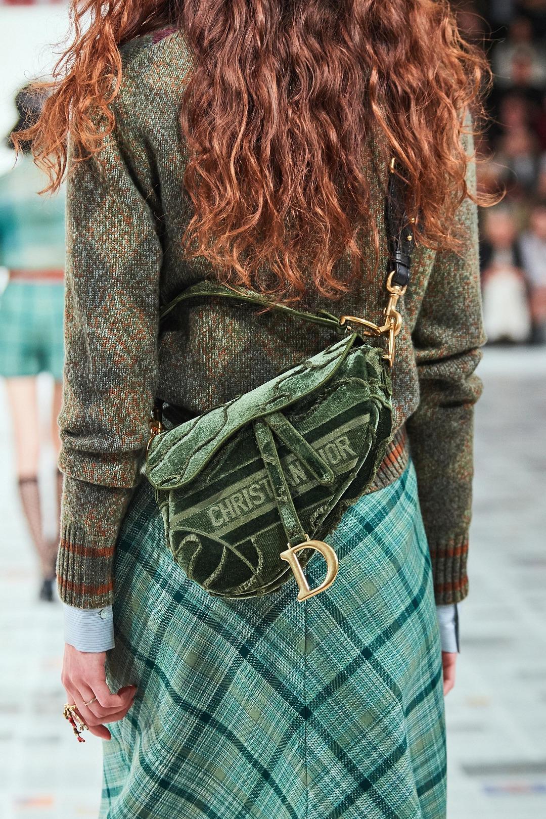 2023新款时尚半圆马鞍包,新款时髦高级感包