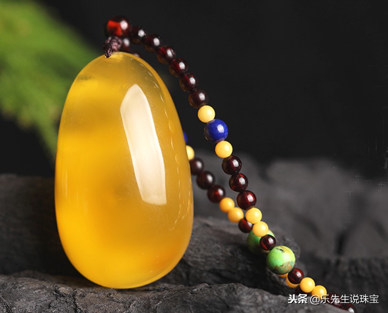 如何鉴别真假蜜蜡这方法简单有效,蜜蜡打紫光灯一定能鉴别真假吗