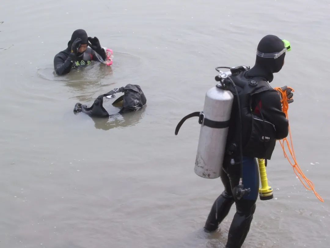 绳语连心：生死拍档水底寻尸