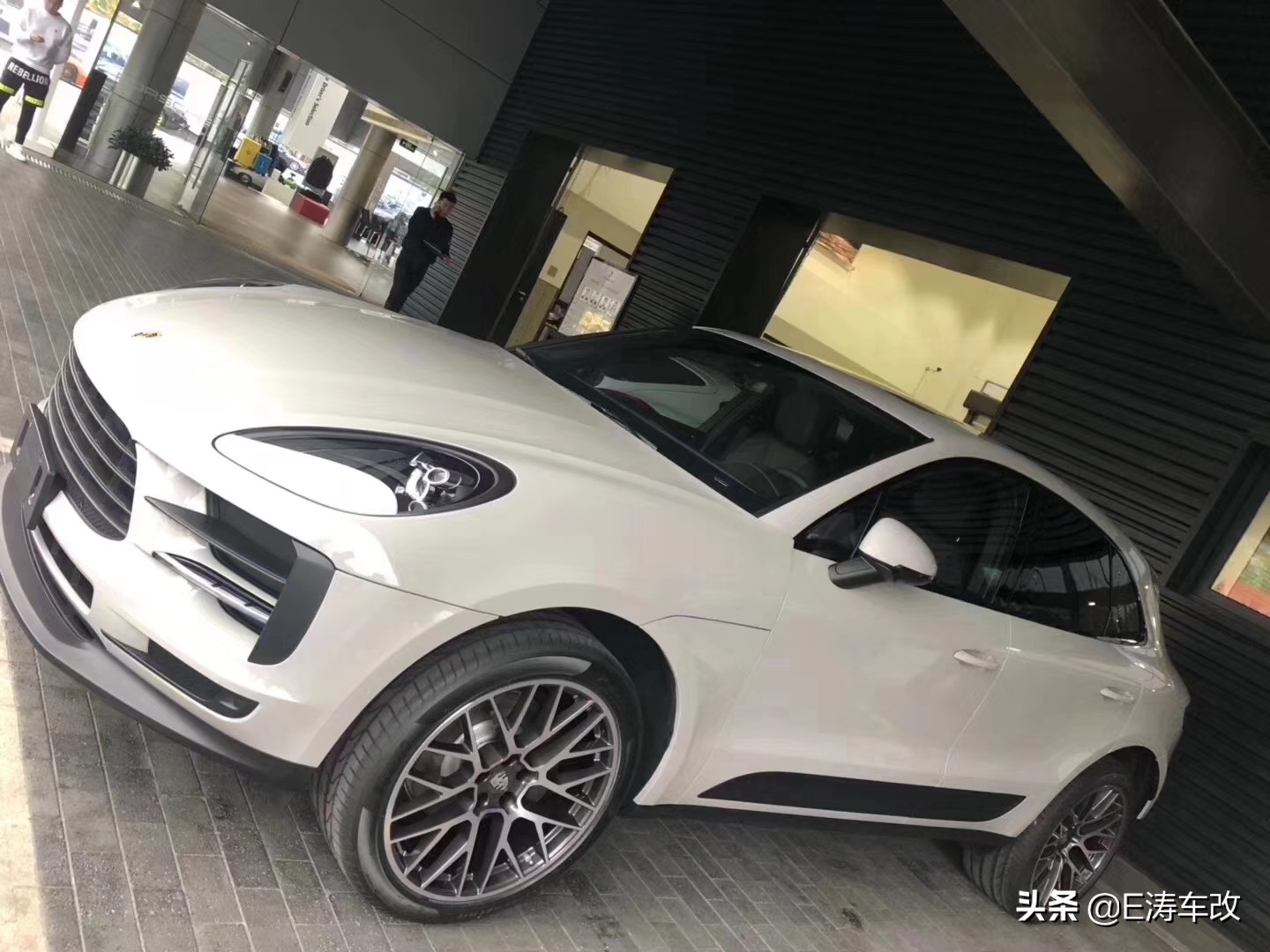 保时捷macan原厂鸟巢轮毂,保时捷鸟巢轮毂走起来的效果