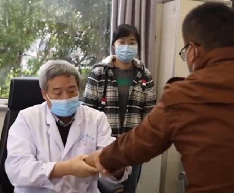 陕西一男子顽疾被老中医1分钟治好，情绪激动竖拇指哭诉：九年了