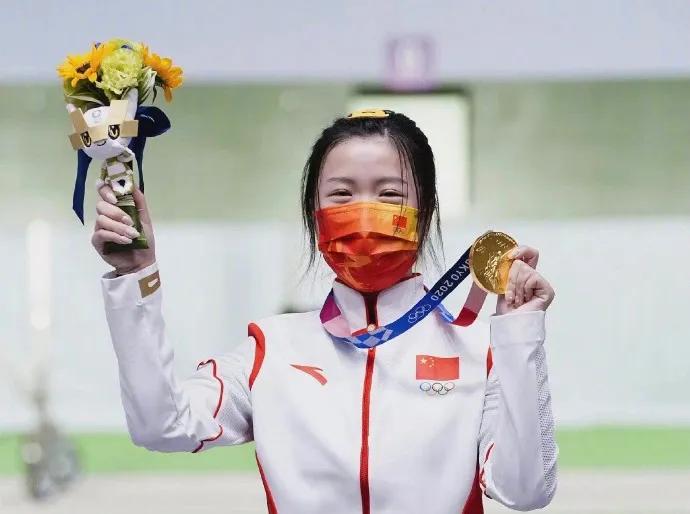 和奥运冠军杨倩合影,杨倩家乡观看奥运会