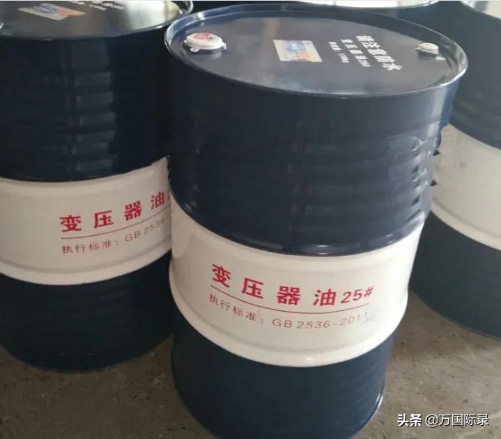 502胶水滴到家具上导致发白！用这3方法清理，完全不会掉漆