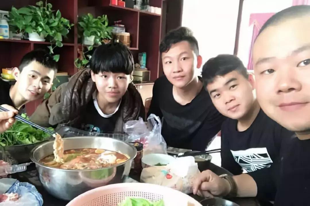 郭德纲岳云鹏在同龄人中成就,岳云鹏连续13年为郭德纲庆生