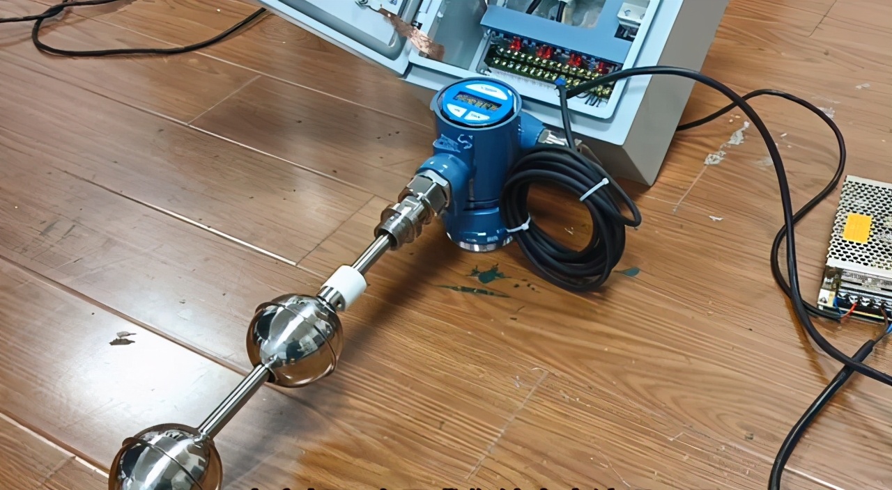 双液位磁致伸缩液位计,液位显示器和液位计如何接线