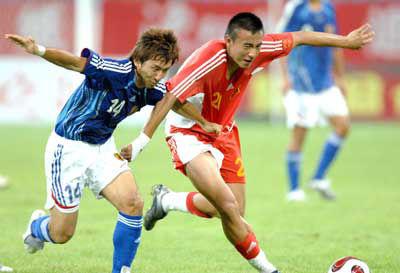 2008年东亚杯李玮峰锁喉日本队长,国足日本李玮锋锁喉