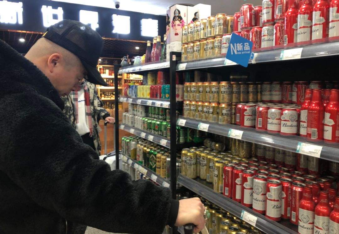 超市货架秘密,底层超市货架暗藏玄机