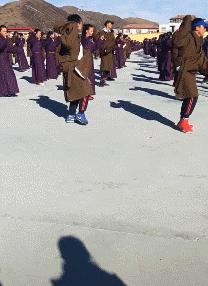 太有意思了,女朋友不屑一顾的表情很到位