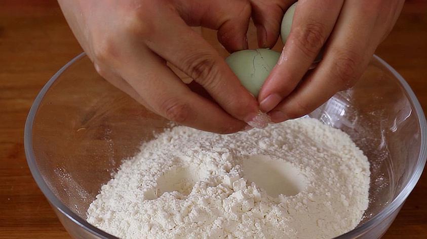 1碗面粉3个鸡蛋教你百吃不厌做法,1碗面2个鸡蛋轻松做美味小油条