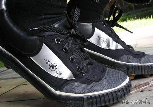 这大概是青岛人一生的第一双球鞋了吧？你也是这样的吧？