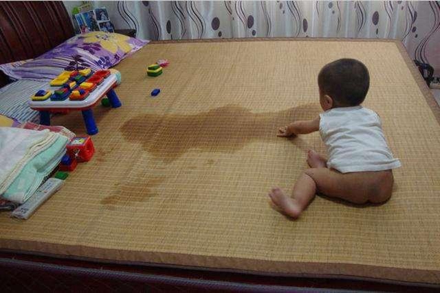 两周半宝宝尿床该不该训斥,宝宝尿床怎么开导