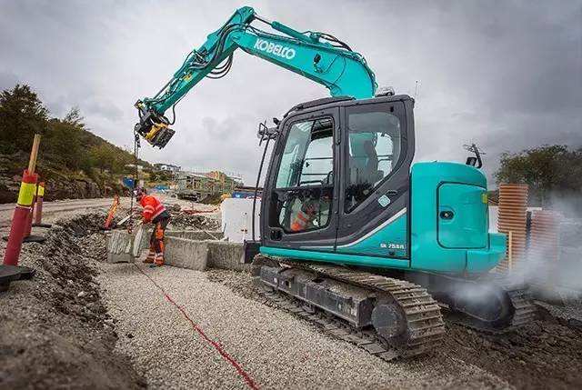 大师兄,师傅被会喷烟妖怪抓走了!挖掘机欲哭无泪