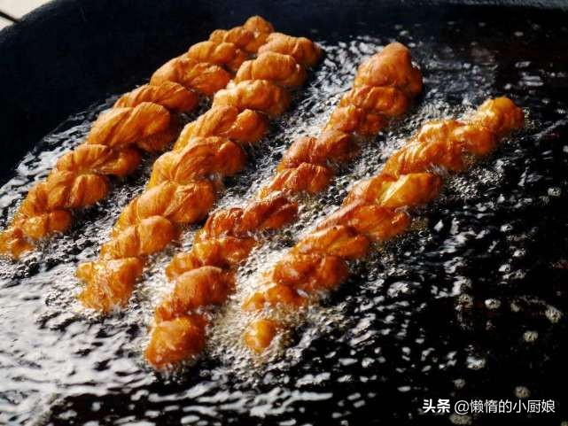 炸东西的黑油怎么处理变清,家里炸东西剩的油怎么处理变清