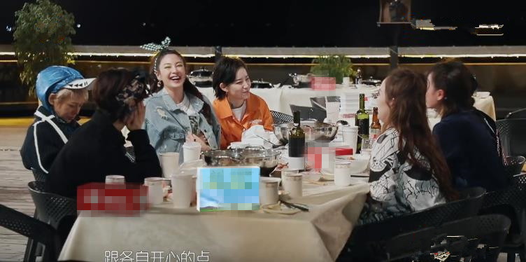 暖心郁可唯唱歌,郁可唯羽绒服蓝色