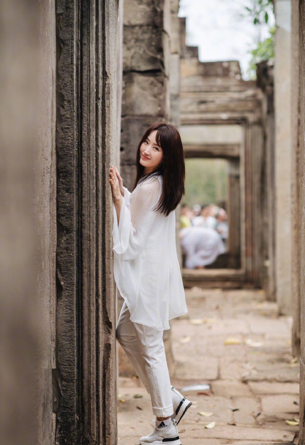 杨钰莹长发及肩超气质,杨钰莹复古穿白裙子美出新高高度