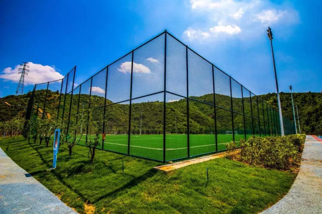 高颜值实拍！河北这个山顶足球场火了