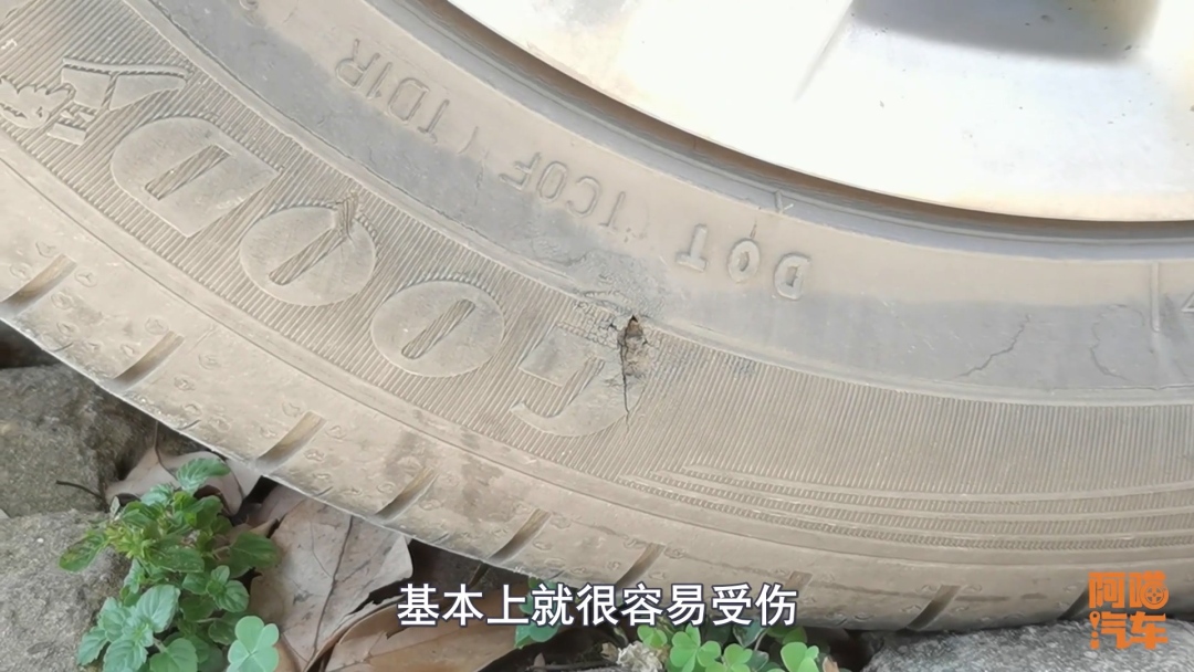 轮胎胎壁蹭破了,汽车轮胎怎样切开