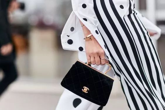 女人一定要有个好包吗,为什么女人只需要一个拥抱